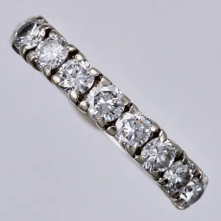 Ring med diamanter ca 8x0,10ct (varav 1 med nagg på rondist), ca W(H)/SI, stl: 17½, bredd ca 2-3mm, 18K Vikt: 2,8 g