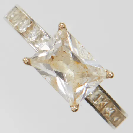 Ring med stenar, stl17, bredd 2-7mm, GHA, vitguld, 18K Vikt: 2,9 g