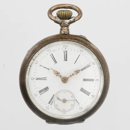 Fickur, manuell, Ø35mm, liten sekundvisare, gravyr, bruksslitage, går ej, 800/1000 silver, bruttovikt: 37,2g. 