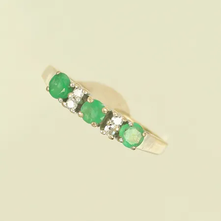 Ring med diamanter totalt ca 0,04ct, samt gröna stenar, stl 18¾, bredd 2-4mm, vitguld, 18K Vikt: 2,6 g