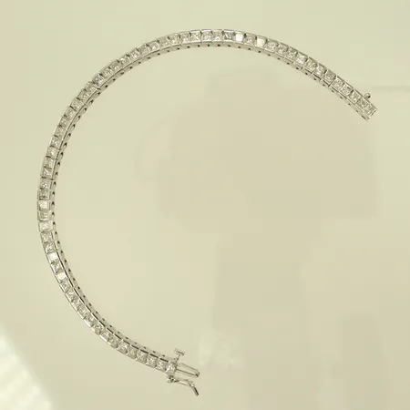 Tennisarmband med princesslipade diamanter totalt 62 x ca 0,02ct, längd 18cm bredd 4mm, 14K, 14,9g Vikt: 14,9 g