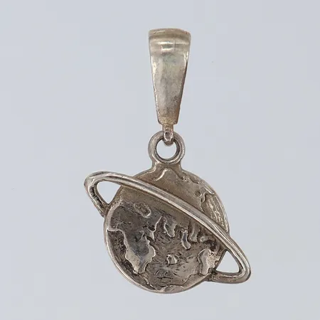 Hänge jorden runt, 26x19,5mm ink ögla, Silver 925/1000.  Vikt: 2,9 g