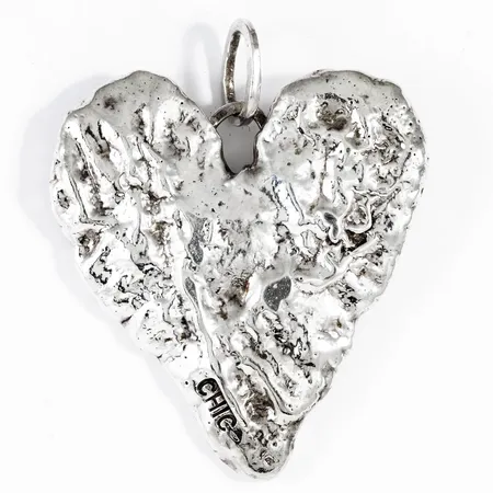 Stort hänge Hjärta i silver (925/1000). Det är 54 mm brett, 65 mm långt inkl. ögla och väger 66,0g. 