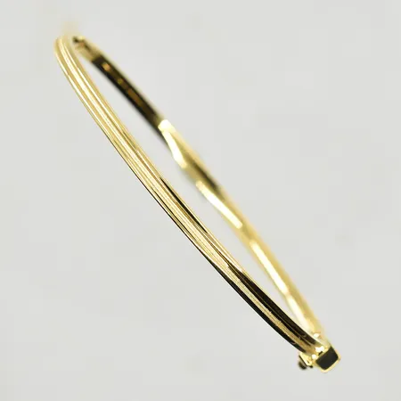 Armring öppningsbar, GHA, oval modell, innermått 50x53 mm, bredd 2 mm, 18K. Vikt: 4,4 g