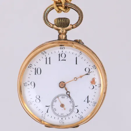 Mormorsur manuell Ø33mm, 14K, defekt, glaset löst, ringen som håller det på plats defekt, trög krona, kedja i metall Vikt: 0 g