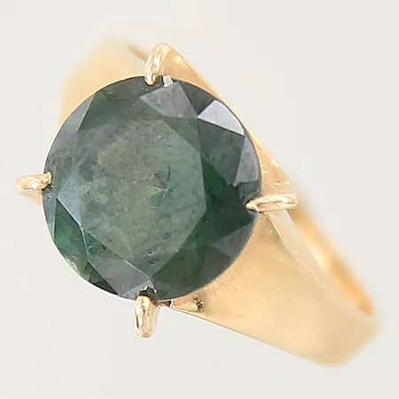 Ring med grön sten, stl: 16¾, bredd: 2,5mm, 18K  Vikt: 4,5 g