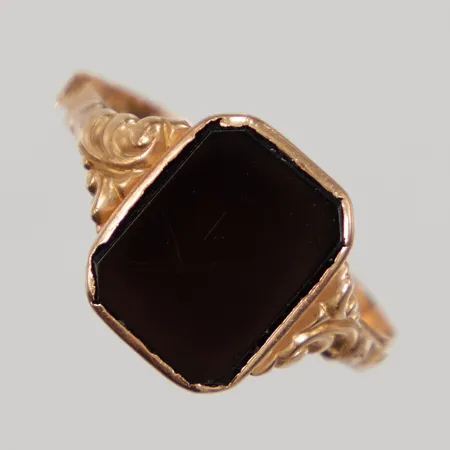 Klackring med svart sten, skenan av, slitage, 18K. Bruttovikt: 2,1g Vikt: 0 g