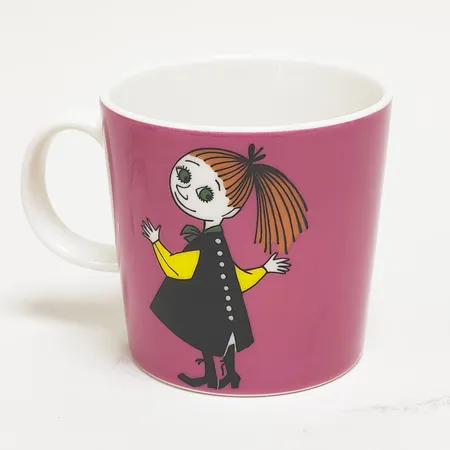 Muminmugg Mymlan/Mymble, hon är Lilla Mys storasyster, höjd: 8cm, volym: 0,3l, stämplad by Arabia, spökstämpel QC0324, tillverkad mars 2024