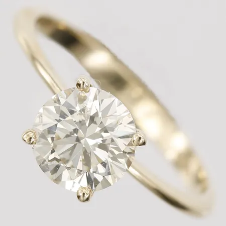 Ring med briljantslipad diamant 1 x ca 1,15ct, kvalitet ca Ca(R-S)/SI, stl: 15¾, bredd: 2 - 7mm, 14K guld. Vikt: 1,7 g