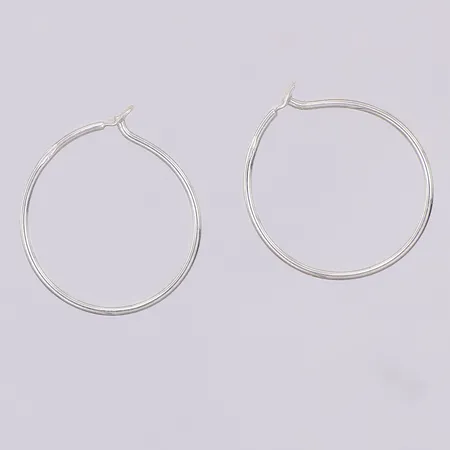 Ett par örhängen 17mm, bredd 0,7mm, 925/1000 silver Vikt: 0,4 g