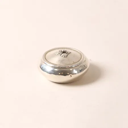 Dosa med lock, höjd: 30mm, Ø70mm, förgylld insida, gravyr,  Anderson K, Stockholm år 1916, 830/1000 silver. Vikt: 52,8 g