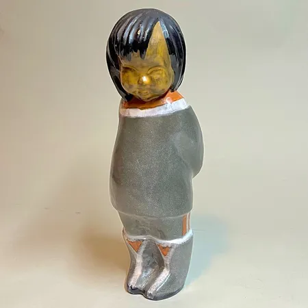 Figurin eskimå av Vicke Lindstrand för Uppsala Ekeby, höjd 32cm Skickas med postpaket.