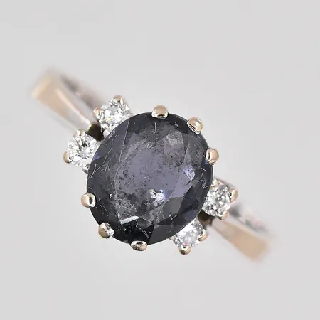 Ring med safir ca 2,03ct samt diamanter ca 0,13ctv, stl 17¼, vitguld, behov av omrodiering, 18K Vikt: 4 g