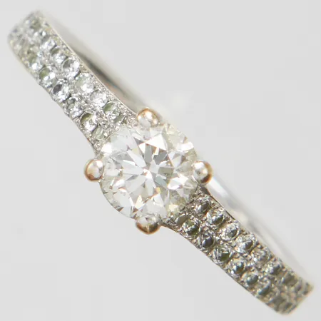 Enstensring med diamant 1 x 0,45ct, TW/SI enligt gravyr samt 44 diamanter 0,27ctv enligt gravyr, Ø16¼, bredd: 1,8-4,8mm, ograverad, Hans Rivoir, Tyskland, behov av omrodiering, vitguld, 18K Vikt: 2,7 g