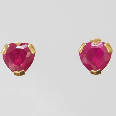 Ett par örhängen hjärtan med syntetiska rubiner, ca 5x5mm, GHA, 18K, bruttovikt 0,6g.