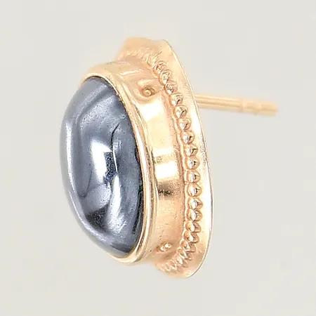 Udda örhänge med svart sten, saknar snurrebus, något bucklig, 14K  Vikt: 1,1 g