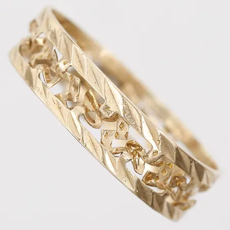 Ring med genombruten dekor, stl: 17, bredd: 5mm, defekt/ojämnheter, 14K guld.  Vikt: 1,2 g