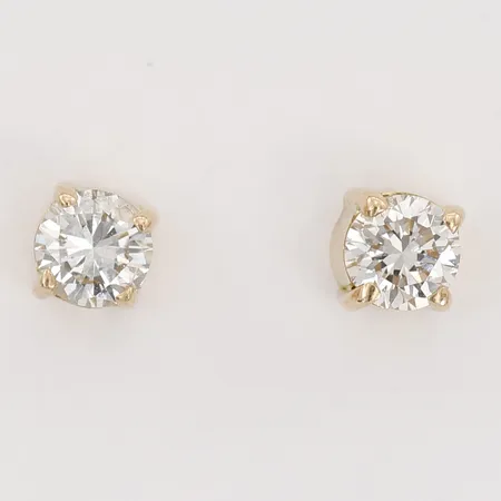 Ett par örhängen med briljantslipade diamanter 2 x ca 0,23ct, Ø4mm, 18K guld.  Vikt: 1,2 g