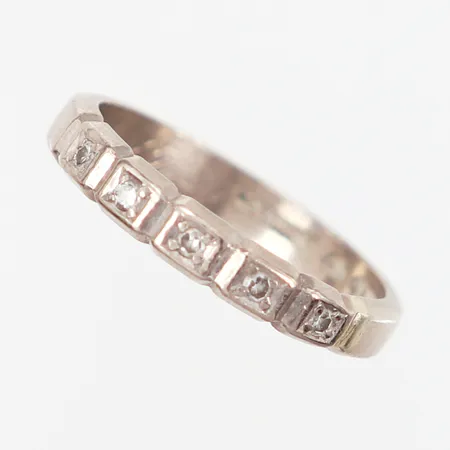 Ring vitguld stl16½, åttkantslipade diamanter 5 x 0,016ct, bredd; 3,2mm, gravyr, 18K Vikt: 3,4 g