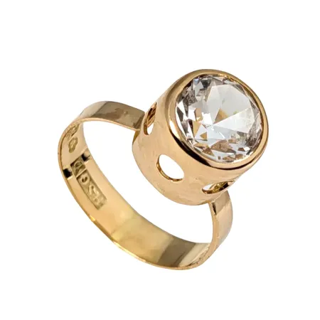 Ring, 18K guld, Bergkristall Ø 7,5 mm, Ø15½ mm, bredd 2,3 - 9 mm, ojämn skena, gravyr Vikt: 2,7 g