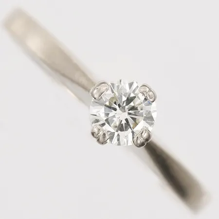 Ring med diamant totalt 0,42ctv enligt gravyr, kvalitet ca W/VS, stl: 18½, bredd: 2 - 6mm, Örns Juvelatelje, Göteborg år 1976, avklippt skena, 18K vitguld. Vikt: 3,1 g