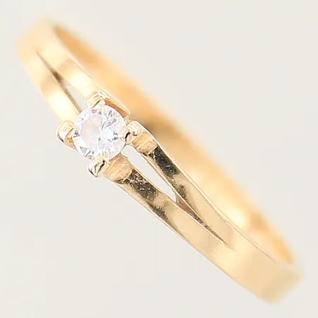 Ring med diamant 0,09ct enligt gravyr, stl 17½, bredd 2-3mm, 18K Vikt: 1,9 g