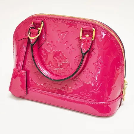 Väska Louis Vuitton Alma BB Monogram Vernis, färg: Rose Indien, ref.nr: M91771, 23,5x17,5x11,5cm, datumkod, MI2125, Frankrike 2015, lackläder, textilfoder, beslag i gulmetall, avtagbar axelrem, hänglås samt nycklar, skavmärken på lackläder, kvitto från Louis Vuitton Birger Jarlsgatan 2015 samt dustbag medföljer