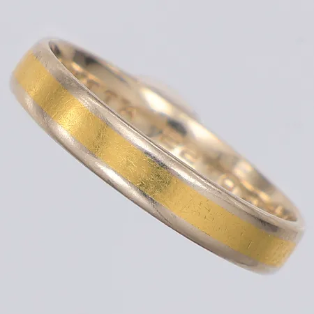 Ring slät gul/vitguld stl 19½, gravyr, 14K Vikt: 3,8 g