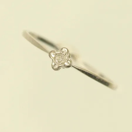 Ring med vit sten stl 17, bredd 1-4mm, 18K, 1,1g Vikt: 1,1 g