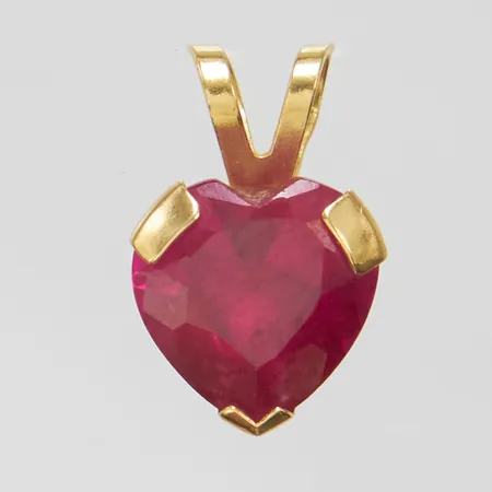 Hänge hjärta med syntetisk rubin, ca 11x7,5mm, GHA, 18K, bruttovikt: 0,5g.