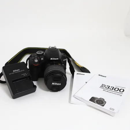 Digital systemkamera Nikon D3300 snr 6786298, lins AF-P DX Nikkor 18-55mm, snr: 20322575, laddare och instruktionsbok. Skickas med paket.