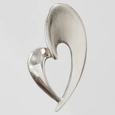 Hänge hjärta, 33,8x17,7mm, delvis satinerat, Guld Carlsén Ab, Sundsvall, något missfärgat, silver, 925/1000 Vikt: 4,3 g