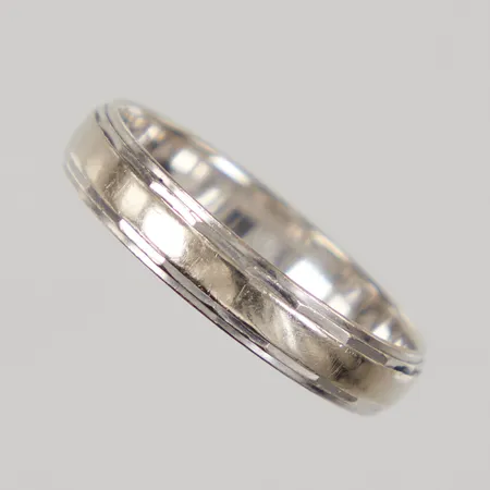 Ring, stl 18¾, bredd 4mm, bör omrodieras, gravyr, vitguld 18K Vikt: 3,4 g