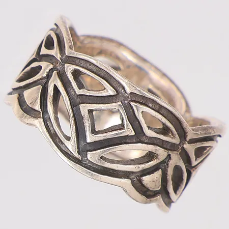Ring med genombrutet mönster stl 16¼, 925/1000 silver Vikt: 5,4 g