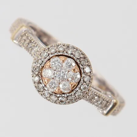 Ring med briljanterade diamanter 1 x ca 0,07ct, 6 x ca 0,03ct, 8 x ca 0,01ct, 17 x ca 0,0075ct, stl: 17¼, bredd 3-9mm, behov av omrodiering, vitguld 18K.  Vikt: 6,3 g