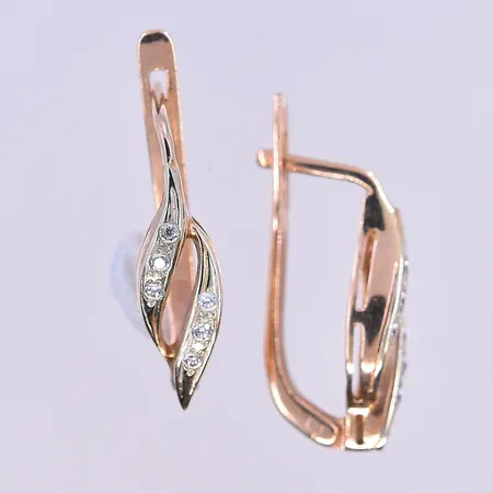 Ett par örhängen med vita stenar längd 18 mm, bredd 5 mm, roséguld/vitguld, 14K. Vikt: 2,9 g