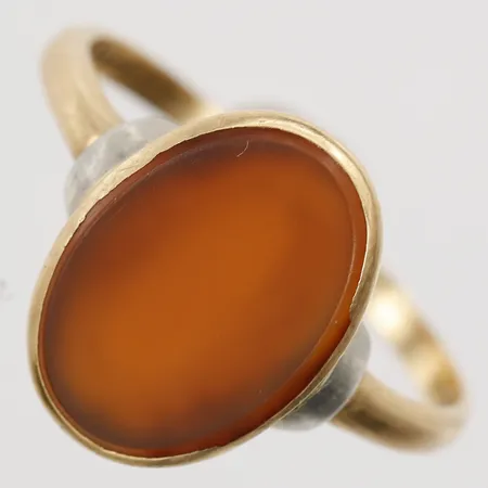 Ring med karneol, stl: 18¾, bredd: 2 - 15mm, smärre bruksslitage, 18K guld.  Vikt: 3,5 g