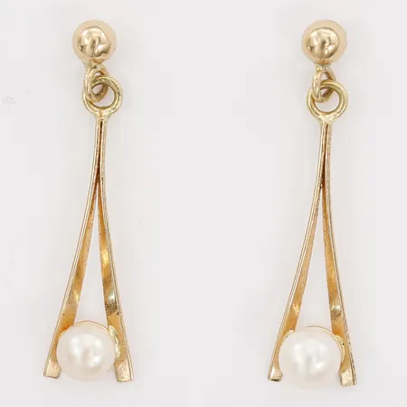 Ett par örhängen med pärlor, längd: 25mm, bredd: 6mm, en snurrebuss saknas, 18K guld.  Vikt: 1,4 g