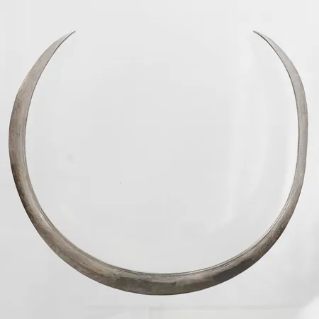 Collier stelt, innermått: 110mm, bredd: 10 - 35mm, Stigbert för Waldemar Atelje Guld & Silver Ab, Skara år 1975, 925/1000 silver. Vikt: 52,6 g