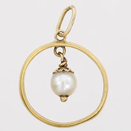 Hänge med pärla, längd inkl. ögla: 30mm, Ø20mm, gravyr, mindre bucklor, 18K/23K guld.  Vikt: 4,5 g
