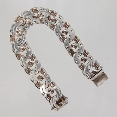 Armband Bismarck, längd 19cm, bredd ca 15mm, ena låsåtta fäster dåligt, SSÄ år 1972, Silver Vikt: 66,5 g