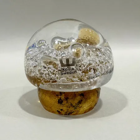 Skulptur, i form av svamp, Göran Wärff, Kosta, etikettmärkt, numrerad: 97322, höjd 8cm, mindre repor samt nagg undertill Skickas med paket.