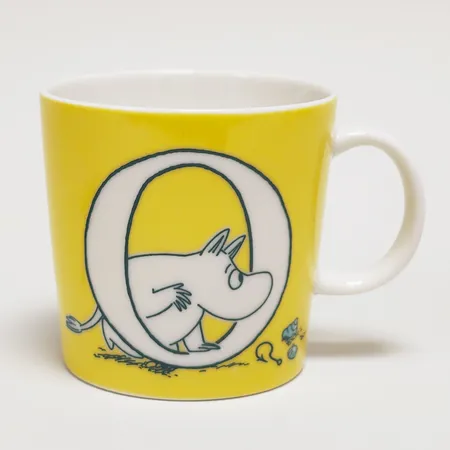 Mumin ABC-mugg bokstaven O, Mumintrollet, höjd: 9cm, volym: 0,4l, stämplad ABC collection by Arabia, spökstämpel QC1022, tillverkad oktober 2022