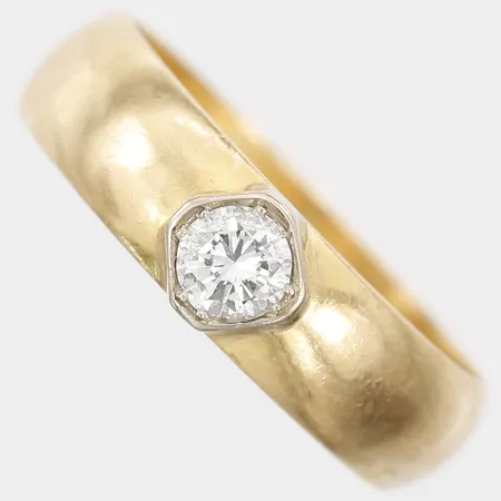 Ring med diamant 1 x ca 0,23ct, stl: 17¼, bredd: 5mm, gravyr, smärre bruksslitage, 18K guld.  Vikt: 4,2 g