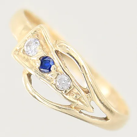 Ring med vita stenar samt syntetisk blå safir, stl 18¼, bredd 2-8mm, något skev skena, 14K  Vikt: 1,6 g