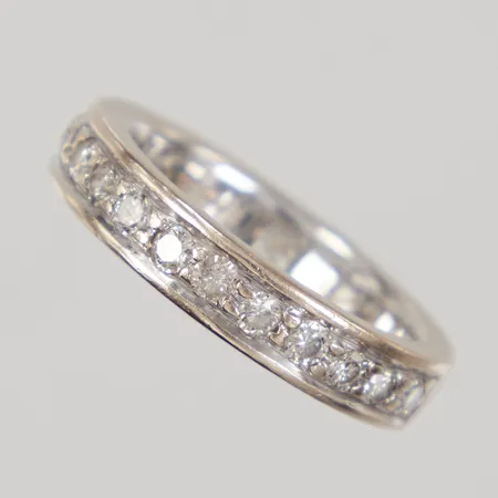 Ring med diamanter 13 x 0,05ct, stl 18¾, nagg på diamanter, gravyr, behov av omrodiering, vitguld, 18K  Vikt: 9,2 g