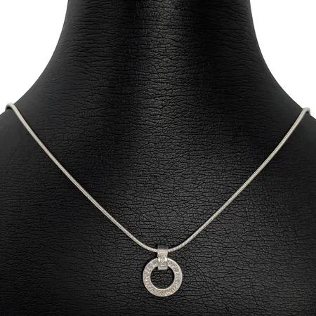 Efva Attling - Collier "Ring Around Pendant - Amor Vincit Omnia", silver 925/1000, längd 44,5 cm, bredd 1,2 mm, hängets längd inkl. ögla 17, bredd 13 mm, fint skick, nypris i butik ca. 1700 kr Vikt: 8,4 g