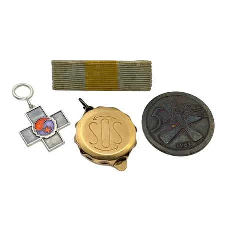 Diverse småalster från veteran, bl.a. Medalj (miniatyr), Svenska Koreaambulansen, felfri emalj, Hänge, SOS, avsedd för Id-handling, skruvbart lock, Ø22,5 mm, Mynt Katanga, 5 Francs 1961(Kongo)