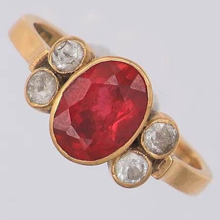 Ring med syntetisk rubin & vita defekta stenar stl ca 15, skev, 18K Vikt: 2,5 g