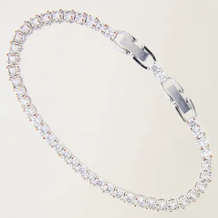 Tennisarmband, Swarovski, längd: 18,5cm, bredd: 3,6mm, rodiumpläterad metall, färgsläpp